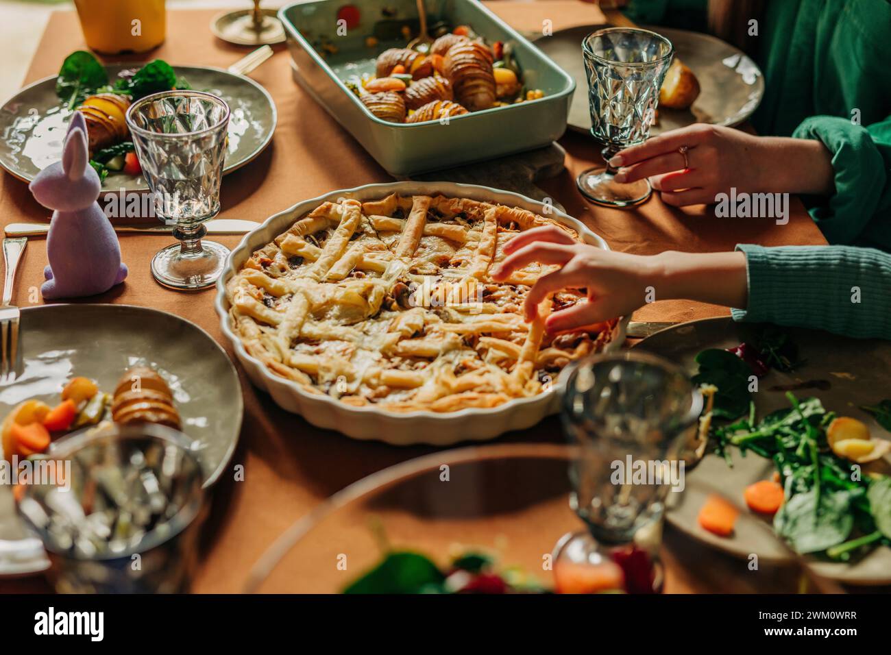 Famille ayant une tarte fraîchement cuite gardée sur la table à manger au dîner de Pâques Banque D'Images