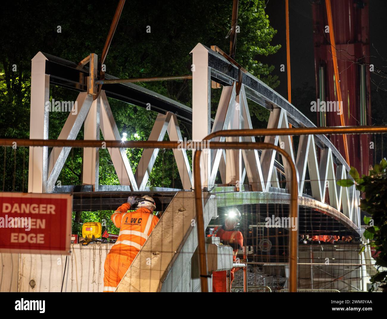 Un pont piétonnier achevé est monté de hauteur en place la nuit à Strathbungo, Glasgow, Écosse, Royaume-Uni Banque D'Images