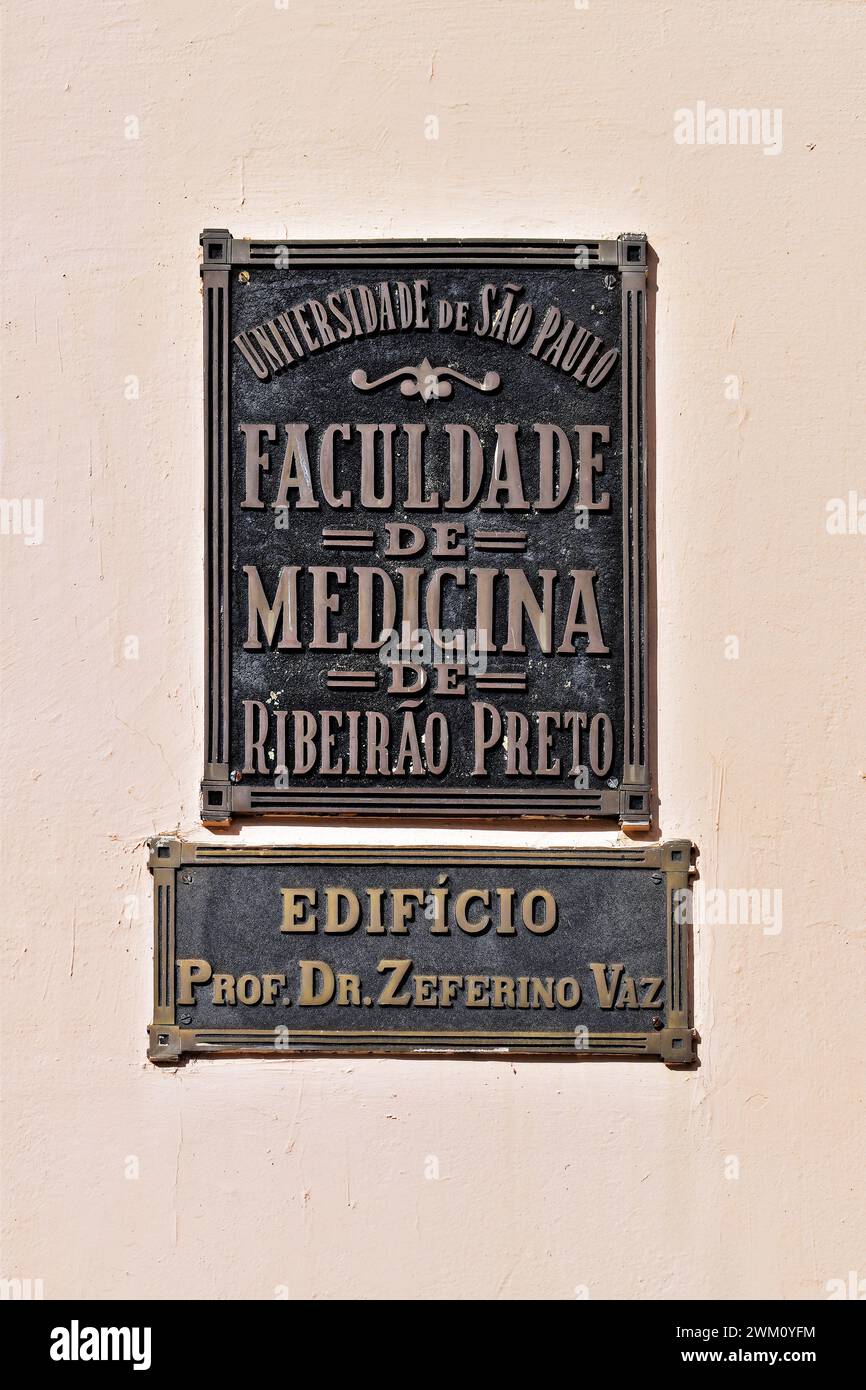 RIBEIRAO PRETO, SAO PAULO, BRÉSIL - 2 janvier 2024 : plaque métallique sur la façade de la Faculté de médecine de l'Université de Sao Paulo Banque D'Images