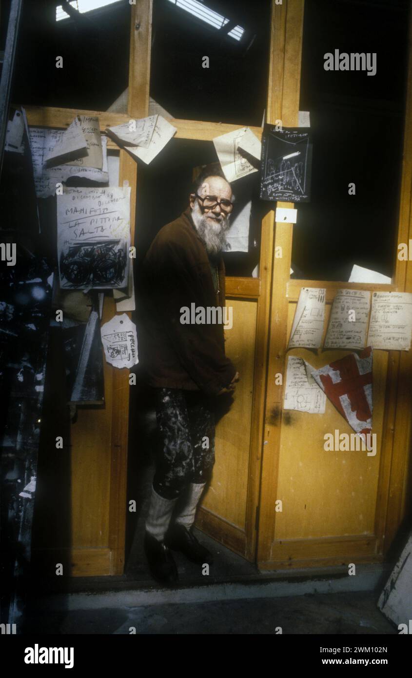 3823586 Emilio Vedova dans son atelier (1981) ; (add.info.: Venise, 1981. Le peintre italien Emilio Vedova dans son atelier / Venezia, 1981. Il pittore Emilio Vedova nel suo studio) ; © Marcello Mencarini. Tous droits réservés 2024. Banque D'Images