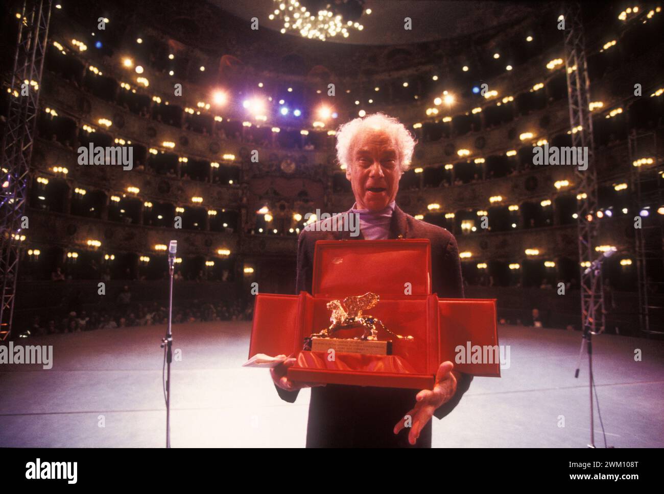 3823704 Merce Cunningham ; (add.info.: Venise, Théâtre la Fenice, 1995. La chorégraphe américaine Merce Cunningham tenant le Lion d'Or pour l'accomplissement de toute une vie qui lui a été décerné par Dance Venice Biennale / Venice, Teatro la Fenice, 1995. Il coreografo Merce Cunningham con il Leone d'oro alla carriera assegnatogli dalla Biennale Danza) ; © Marcello Mencarini. Tous droits réservés 2024. Banque D'Images