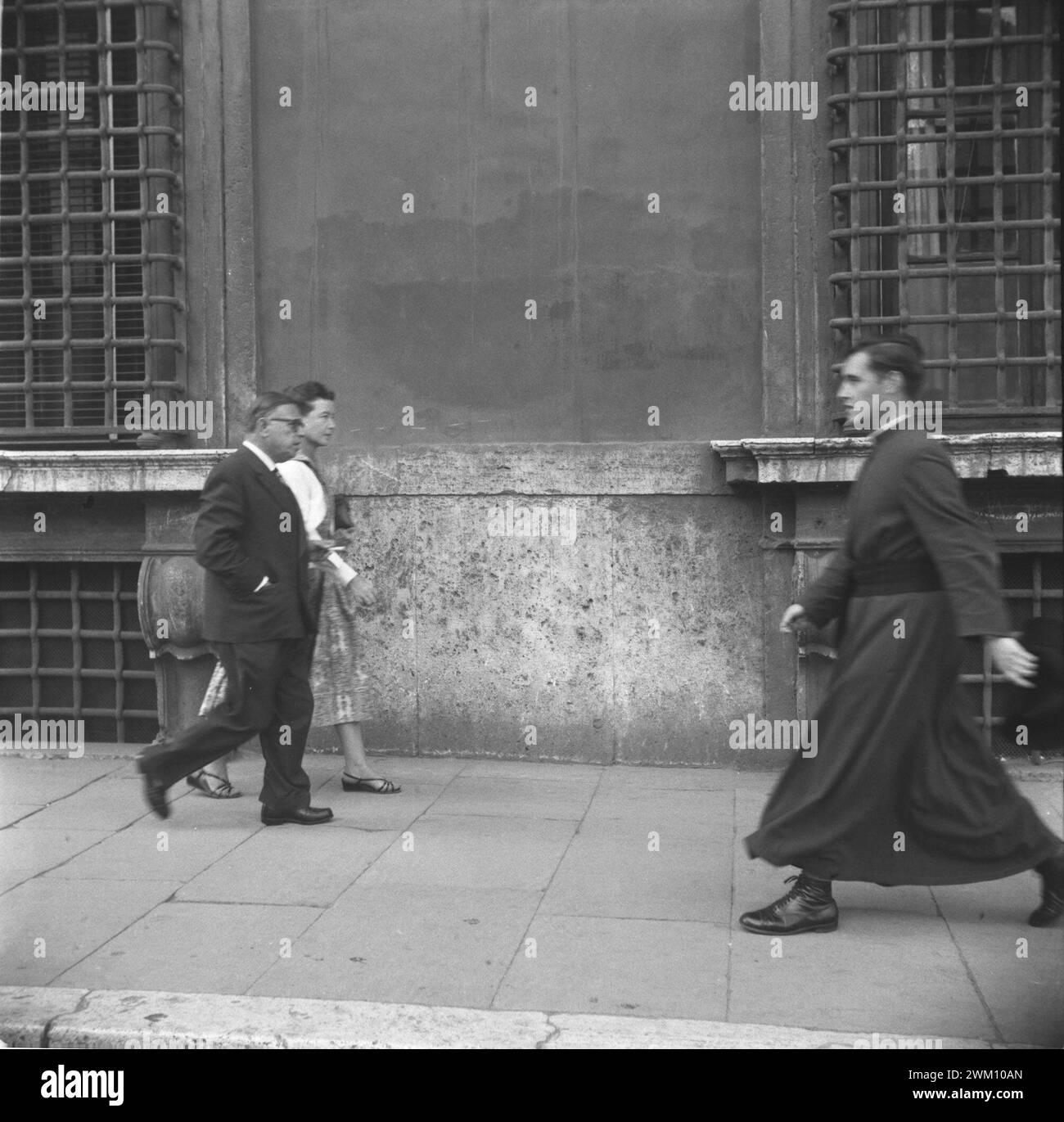 3823904 Jean-Paul Sartre et Simone de Beauvoir ; (add.info.: Rome, octobre 1956. Les philosophes français Jean-Paul Sartre et Simone de Beauvoir marchent le long du Palazzo Montecitorio. Un prêtre catholique vient du côté opposé / Ottobre 1956. I filosofi Jean-Paul Sartre e Simone de Beauvoir camminano davanti a Palazzo Montecitorio. Un prete cattolico arriva dal lato opposés - Archives historiques Marcello Mencarini) ; © Marcello Mencarini. Tous droits réservés 2024. Banque D'Images