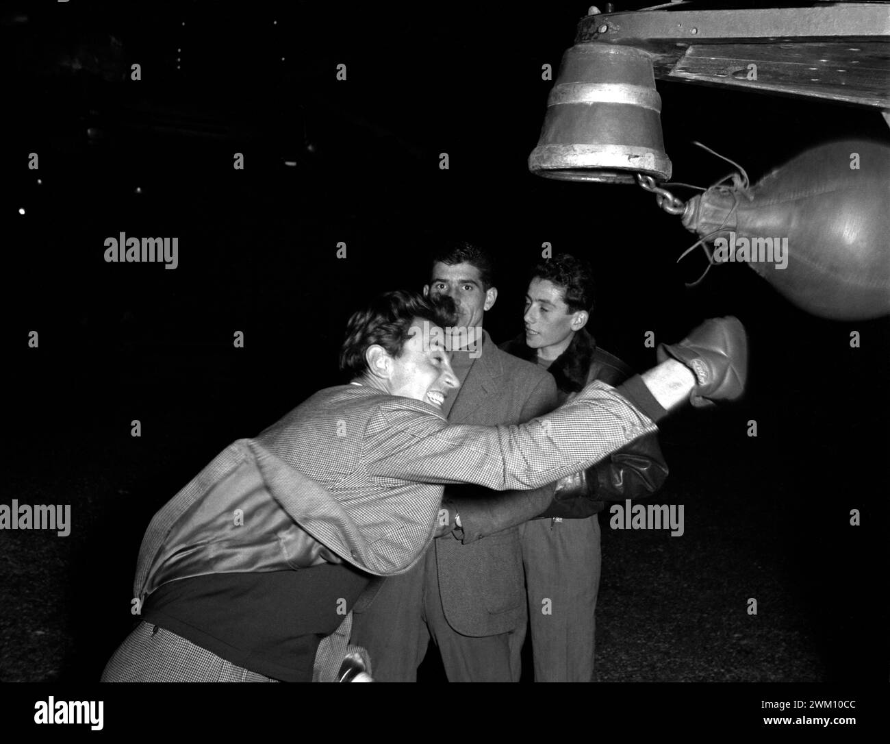 3823899 Walter Chiari ; (add.info.: Rome, vers 1960. L'acteur italien Walter Chiari frappe une balle de frappe / Roma, 1960 circa.L'attore Walter Chiari Mentre colpisce un balle de frappe - © Aldo Durazzi / Marcello Mencarini Archives) ; © Marcello Mencarini. Tous droits réservés 2024. Banque D'Images