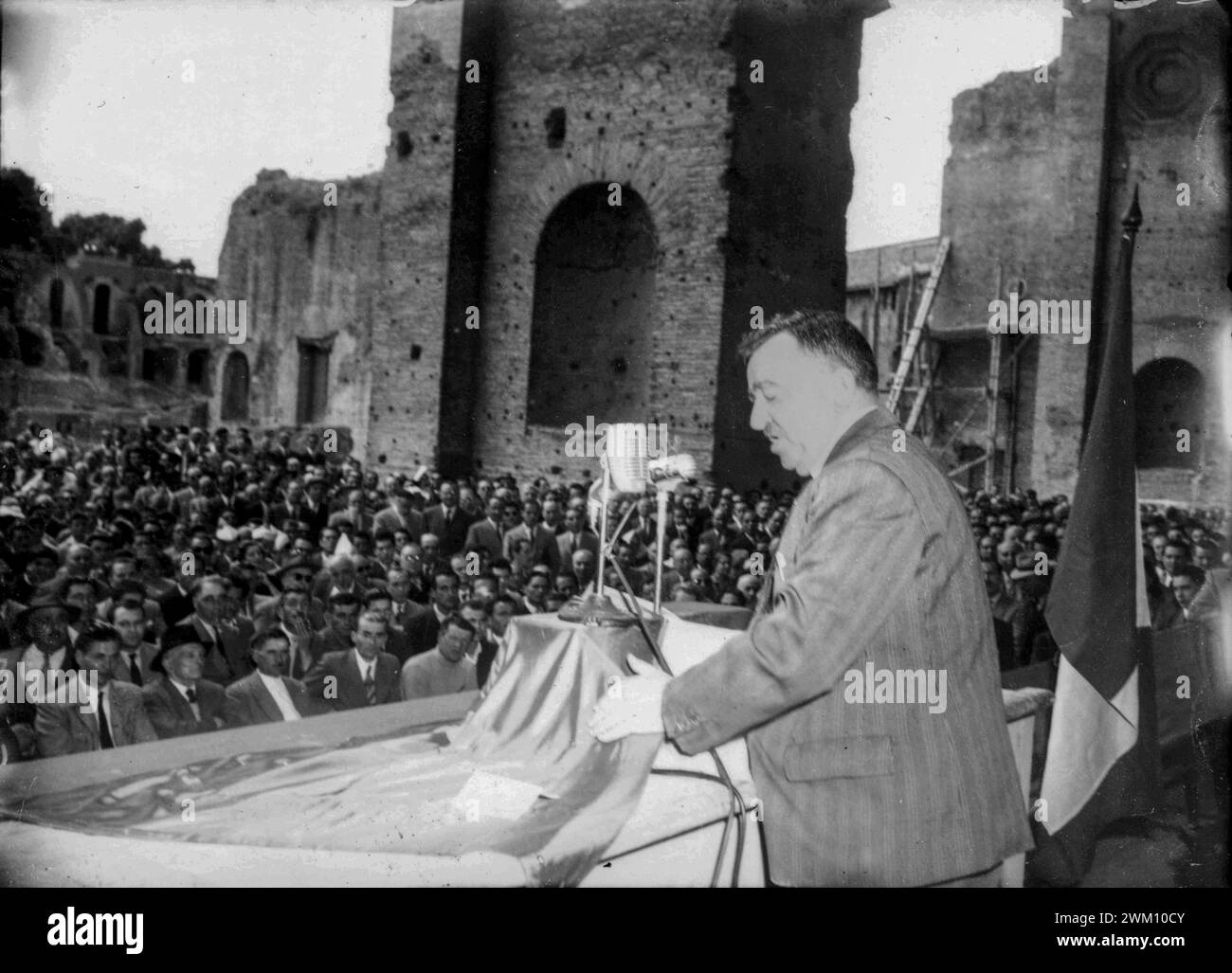 3823923 Giuseppe Romita ; (add.info.: Rome, Basilique de Maxence, c. 1946 : ministre italien de l'intérieur Giuseppe Romita (1887-1958) lors d'un rassemblement politique / Roma, Basilica di Massenzio, 1946 c. : il Ministro dell'Interno Giuseppe Romita (1887-1958) durante un comizio - Archives historiques Marcello Mencarini) ; © Marcello Mencarini. Tous droits réservés 2024. Banque D'Images