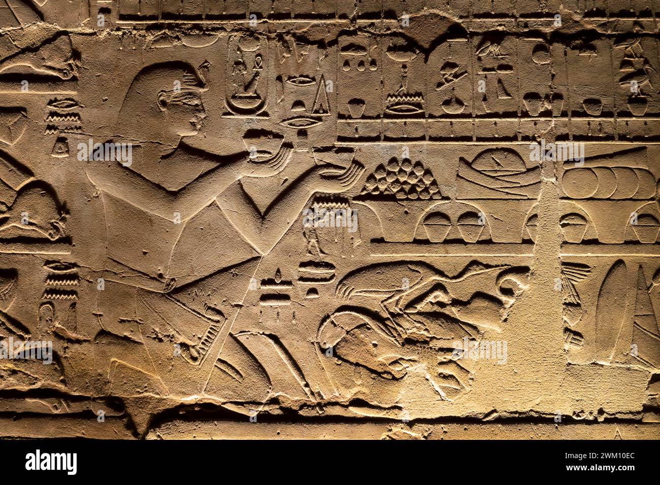 Gros plan de la sculpture en relief du mur égyptien antique avec des hiéroglyphes à l'intérieur du temple de Louxor, en Égypte Banque D'Images