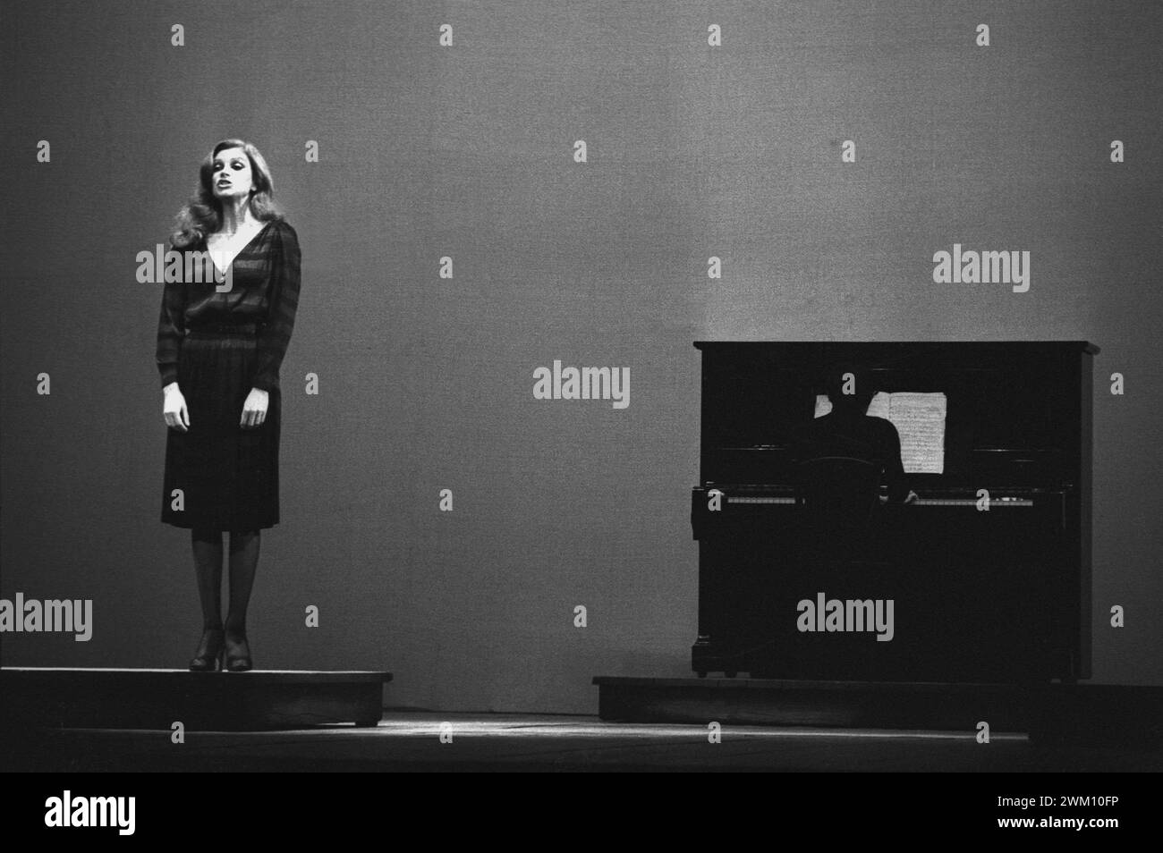 3824177 IO, Bertolt Brecht n.3 : essere amici al mondo (Piccolo Teatro di Milano, 1979) ; (Piccolo Teatro in Milan, add.info.:, 1979. La chanteuse italienne Milva interprétant 'Io, Bertolt Brecht n.3 : essere Amici al Mondo', réalisé par Giorgio Strehler / Piccolo Teatro di Milano, 1979. La cantante Milva in 'Io, Bertolt Brecht n.3 : essere amici al mondo', con la regia di Giorgio Strehler) ; © Marcello Mencarini. Tous droits réservés 2024. Banque D'Images