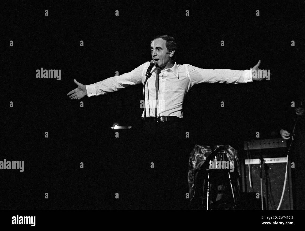 3824294 Charles Aznavour, Rome, Théâtre Sistina, 1979 (photo) ; (add.info.: Rome, théâtre Sistina, 1979. Chanteur français et arménien Charles Aznavour Performing / Roma, Teatro Sistina, 1979. Il cantante Charles Aznavour en concerto) ; © Marcello Mencarini. Tous droits réservés 2024. Banque D'Images
