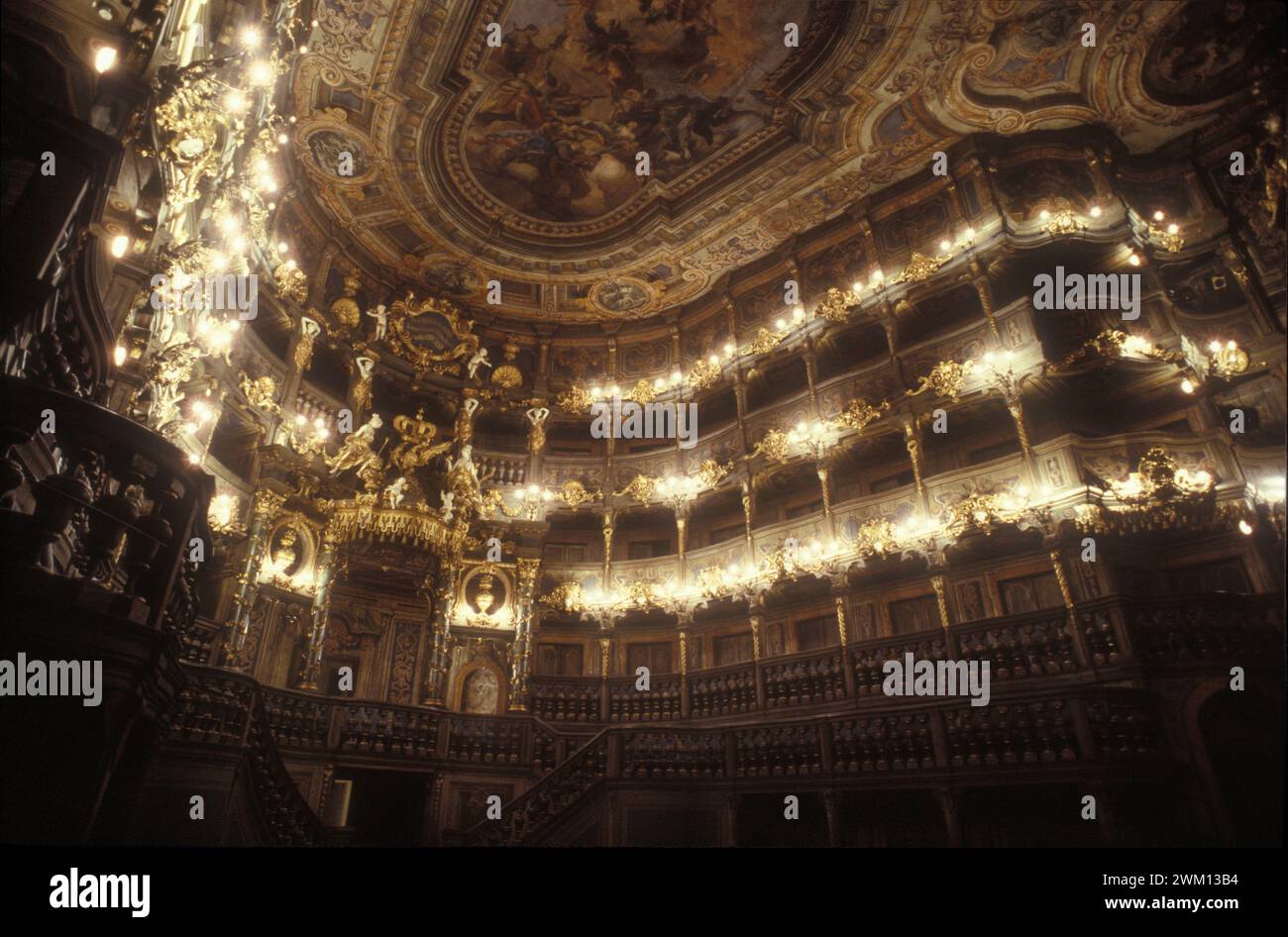 3827429 Opéra margravial Bayreuth ; (add.info.: vue intérieure de l'Markgräfliches Opéra margravial de Bayreuth, 1993 / Interno del Markgräfliches Opernhaus (Teatro dell'Opera del Margravio/ Margrave) a Bayreuth, 1993) ; © Marcello Mencarini. Tous droits réservés 2024. Banque D'Images