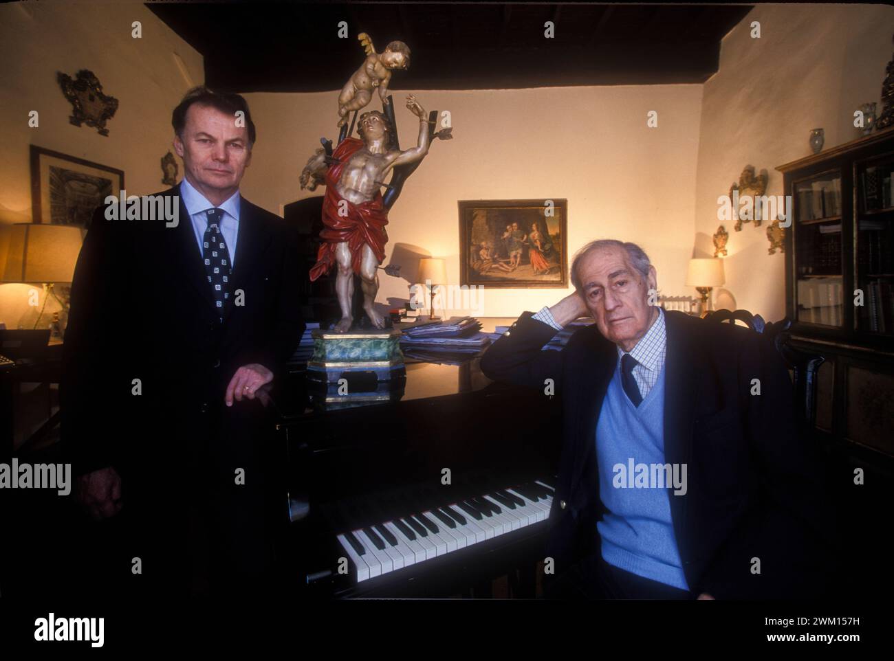 3829466 Francis Menotti et Gian Carlo Menotti ; (add.info.: Spoleto (Pérouse), Festival des deux mondes 1999. Francis Menotti (né Francis Phelan) et son père adoptif Gian Carlo Menotti, compositeur et fondateur du festival, dans leur maison / Spoleto (Pérouse), Festival dei due mondi 1999. Francis Menotti (nato Francis Phelan) con suo Padre adottivo Gian Carlo Menotti, compositore e fondatore del festival, nella loro casa) ; © Marcello Mencarini. Tous droits réservés 2024. Banque D'Images