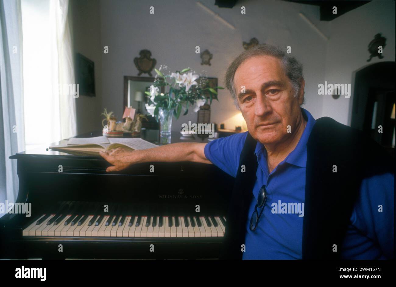 3829474 Gian Carlo Menotti ; (add.info.: Spoleto (Pérouse), 1990. Compositeur et fondateur du Festival des deux mondes Gian Carlo Menotti dans sa maison / Spoleto (Pérouse), 1990. Il compositore Gian Carlo Menotti, fondatore del Festival dei due mondi, nella sua casa) ; © Marcello Mencarini. Tous droits réservés 2024. Banque D'Images