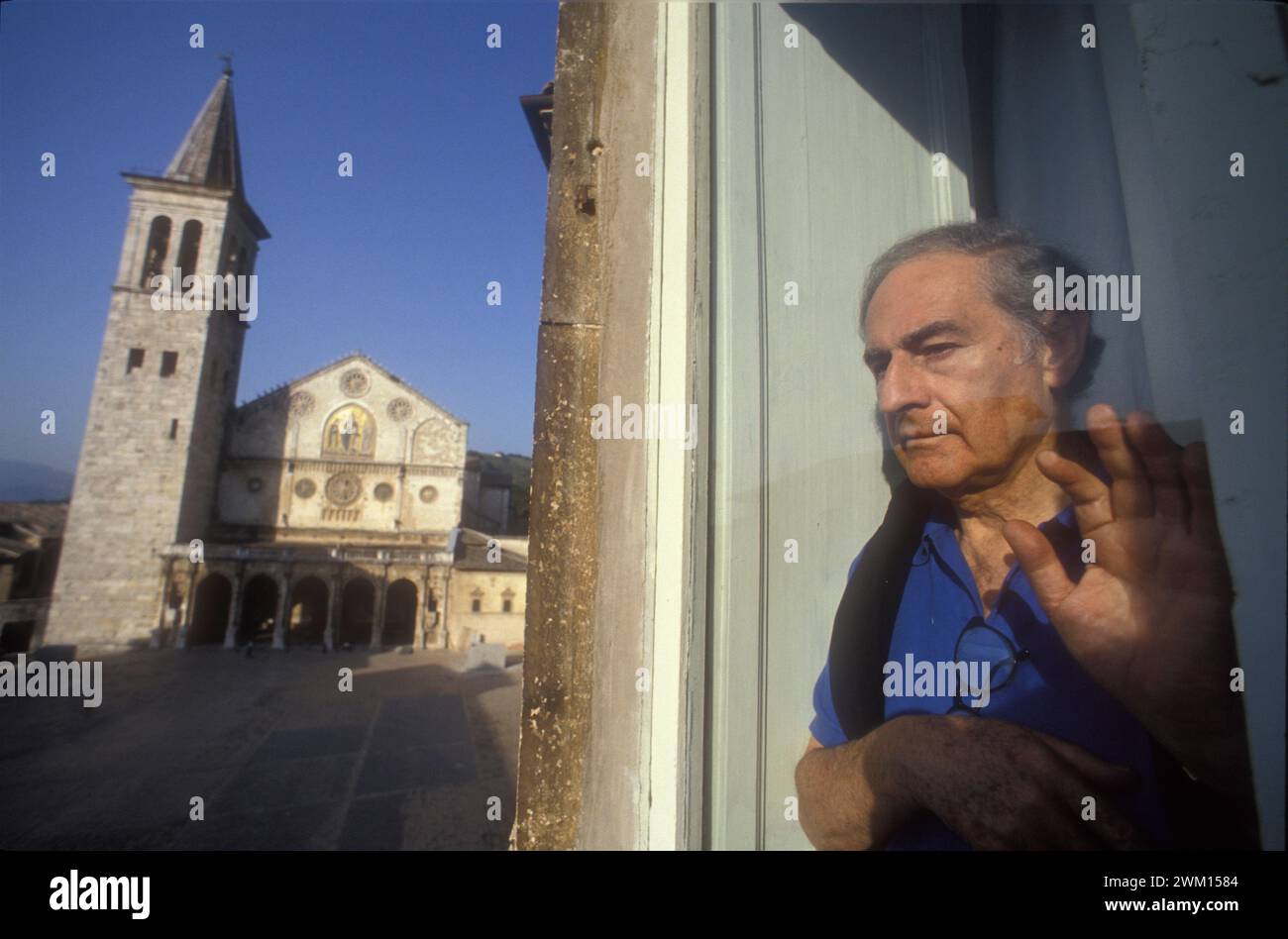 3829469 Gian Carlo Menotti ; (add.info.: Spoleto (Pérouse), 1990. Compositeur et fondateur du Festival des deux mondes Gian Carlo Menotti à une fenêtre de sa maison avec vue sur la place de la Cathédrale / Spoleto (Pérouse), 1990. Il compositore Gian Carlo Menotti, fondatore del Festival dei due mondi, affacciato a una finestra della sua casa con vista su piazza del Duomo) ; © Marcello Mencarini. Tous droits réservés 2024. Banque D'Images