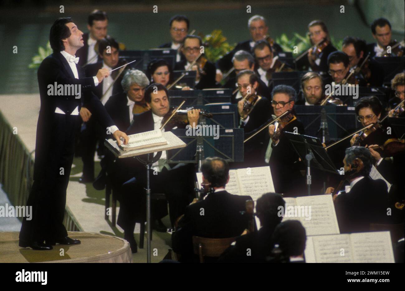 3829707 Riccardo Muti ; (add.info.: Cité du Vatican, Rome 1986. Concert dans la salle Nervi avec l'Orchestre de la RAI dirigé par Riccardo Muti / Città del Vaticano, Roma 1986. Concerto in Sala Nervi con l'Orchestra RAI diretta da Riccardo Muti) ; © Marcello Mencarini. Tous droits réservés 2024. Banque D'Images