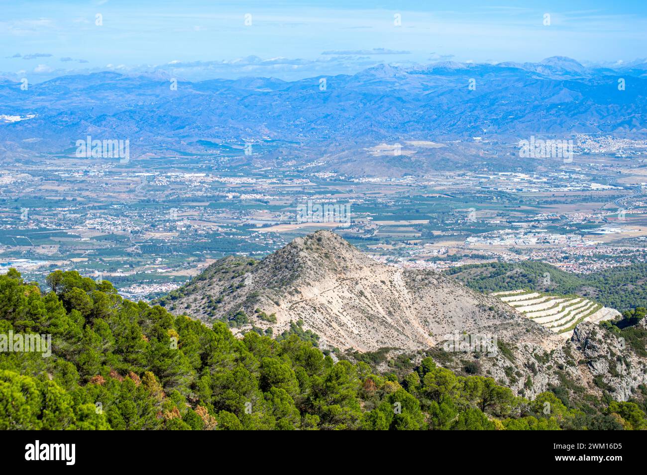 Vue panoramique sur la mer Méditerranée et la ville de Benalmadena, Andalousie, Malaga, Espagne Banque D'Images