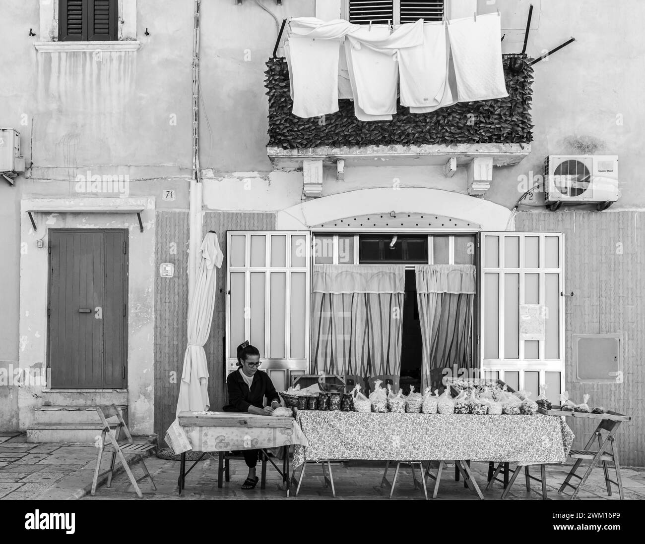 Femme préparant l'orecchiette, les pâtes typiques des pouilles, dans la rue du centre-ville de Bari, région des Pouilles, sud de l'Italie, Europe - 18 septembre 2022 Banque D'Images