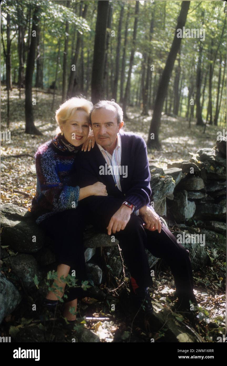 3830772 Renata Scotto ; (add.info.: comté de Westchester, État de New York, 1989. La soprano italienne Renata Scotto et son mari Lorenzo Anselmi dans le jardin de leur maison / Westchester County, Stato di New York, 1989. Il soprano Renata Scotto e suo marito Lorenzo Anselmi nel giardino della loro casa) ; © Marcello Mencarini. Tous droits réservés 2024. Banque D'Images