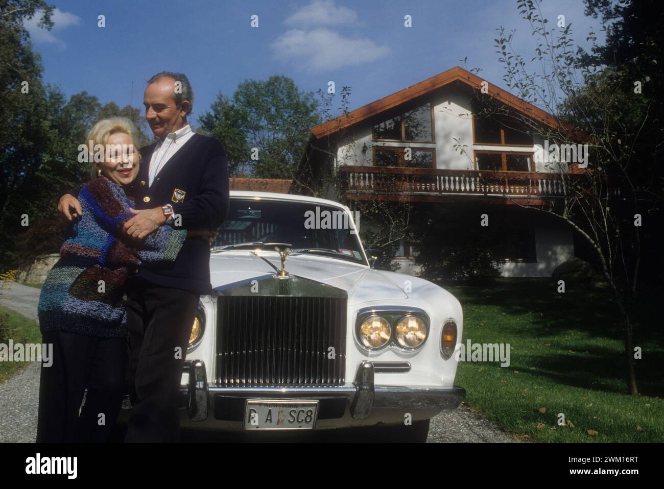 3830774 Renata Scotto ; (add.info.: comté de Westchester, État de New York, 1989. La soprano italienne Renata Scotto et son mari Lorenzo Anselmi appuyés sur leur Rolls Royce avec plaque d’immatriculation personnalisée, garés devant leur maison / Westchester County, Stato di New York, 1989. Il soprano Renata Scotto e suo marito Lorenzo Anselmi appoggiati alla loro Rolls-Royce con targa personalizzata, parcheggiata di fronte alla loro casa) ; © Marcello Mencarini. Tous droits réservés 2024. Banque D'Images