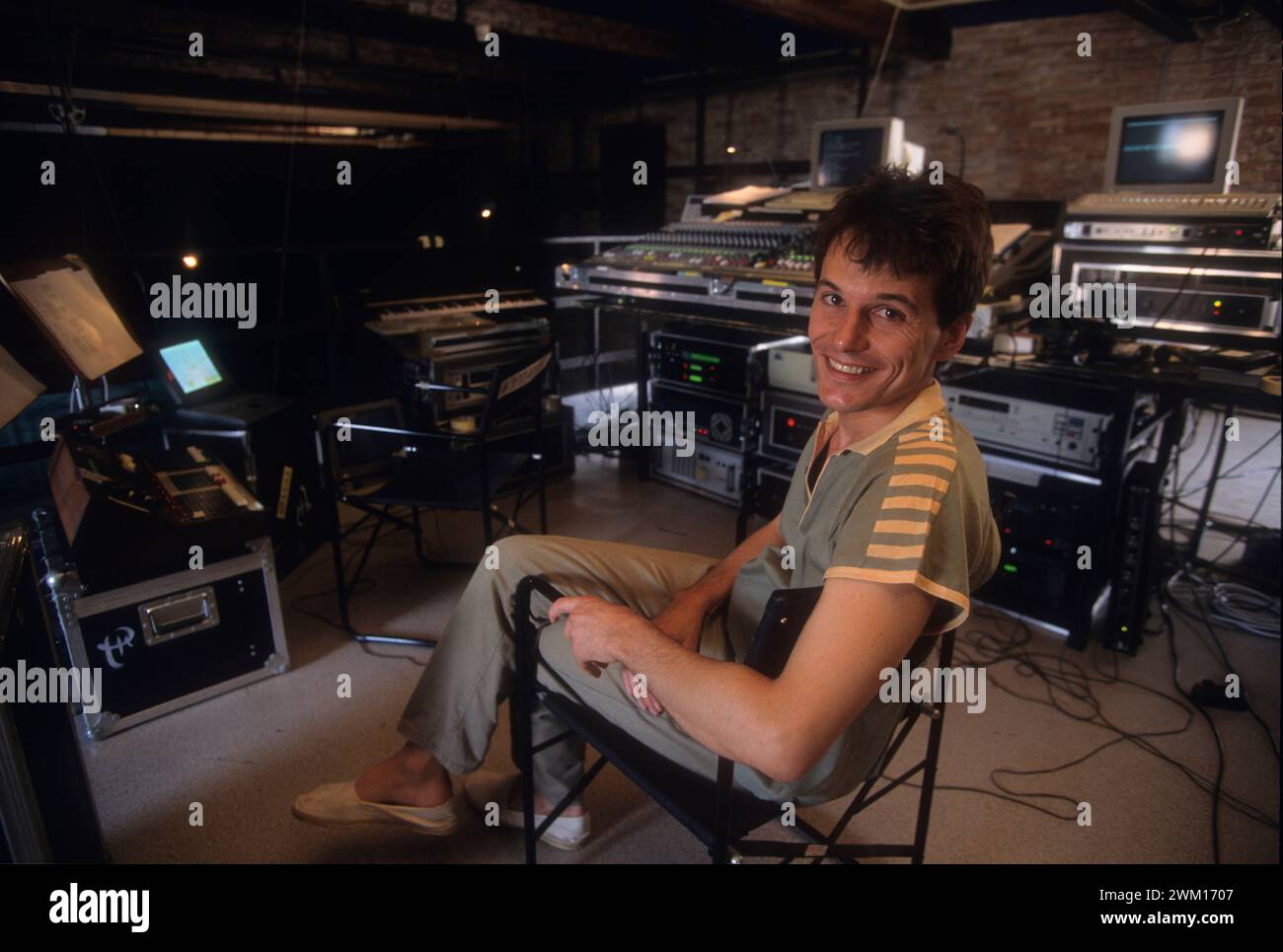 3831074 Marco Stroppa ; (add.info.: Biennale de musique de Venise 1995. Le compositeur Marco Stroppa, chercheur et enseignant à l'IRCAM à Paris, à la Biennale pour présenter son travail 'Comoedia Harmonica pour actrice, basse, tam-tam et électronique', a joué en collaboration avec le Centre de recherche, de production et d'enseignement musicaux Tempo Reale, fondé par Luciano Berio à Florence / Biennale Musica di Venice 1995. Il compositore Marco Stroppa, ricercatore e insegnante all'IRCAM di Parigi, alla Biennale per presentare la sua opera 'Comoedia Harmonica per attrice, contrabbasso, tam tam e elettronica', eseguita Banque D'Images