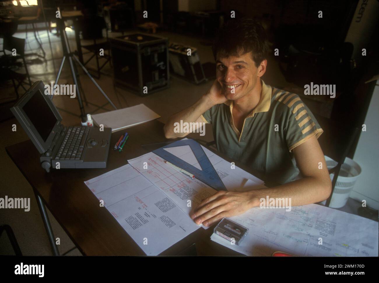 3831080 Marco Stroppa ; (add.info.: Biennale de musique de Venise 1995. Le compositeur Marco Stroppa, chercheur et enseignant à l'IRCAM à Paris, à la Biennale pour présenter son travail 'Comoedia Harmonica pour actrice, basse, tam-tam et électronique', a joué en collaboration avec le Centre de recherche, de production et d'enseignement musicaux Tempo Reale, fondé par Luciano Berio à Florence / Biennale Musica di Venice 1995. Il compositore Marco Stroppa, ricercatore e insegnante all'IRCAM di Parigi, alla Biennale per presentare la sua opera 'Comoedia Harmonica per attrice, contrabbasso, tam tam e elettronica', eseguita Banque D'Images