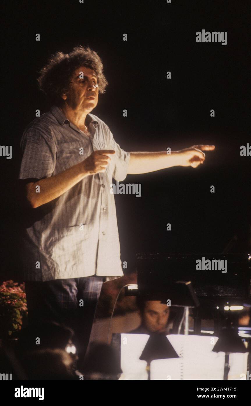 3831153 Mikis Theodorakis ; (add.info.: Rome, Thermes de Caracalla, 1991. Le compositeur grec Mikis Theodorakis exécutant une répétition / Roma, terme di Caracalla, 1991. Il compositore greco Mikis Theodorakis dirige una prova) ; © Marcello Mencarini. Tous droits réservés 2024. Banque D'Images