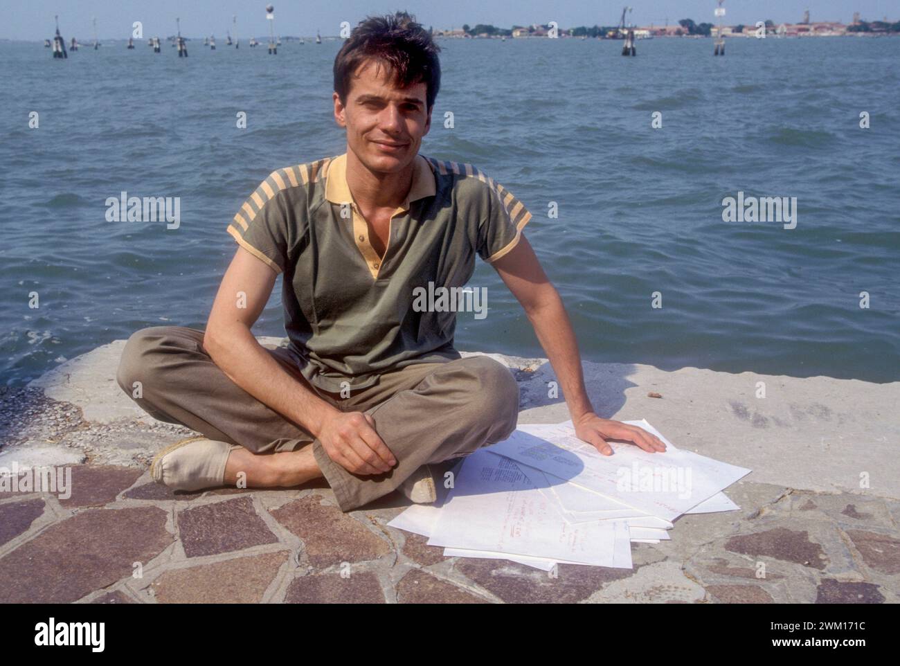 3831082 Marco Stroppa ; (add.info.: Biennale de musique de Venise 1995. Le compositeur Marco Stroppa, chercheur et enseignant à l'IRCAM à Paris, à la Biennale pour présenter son travail 'Comoedia Harmonica pour actrice, basse, tam-tam et électronique', a joué en collaboration avec le Centre de recherche, de production et d'enseignement musicaux Tempo Reale, fondé par Luciano Berio à Florence / Biennale Musica di Venice 1995. Il compositore Marco Stroppa, ricercatore e insegnante all'IRCAM di Parigi, alla Biennale per presentare la sua opera 'Comoedia Harmonica per attrice, contrabbasso, tam tam e elettronica', eseguita Banque D'Images