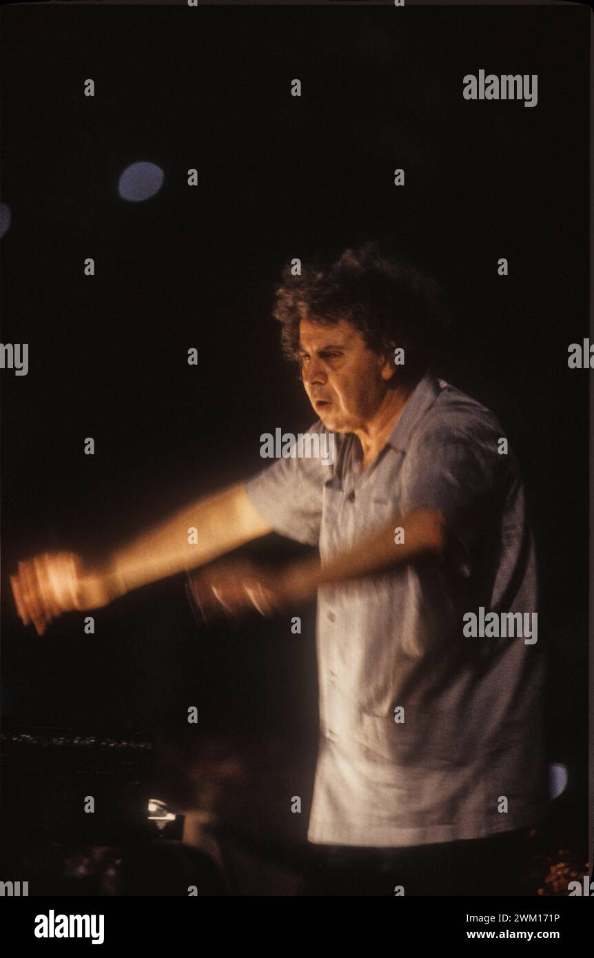 3831158 Mikis Theodorakis ; (add.info.: Rome, Thermes de Caracalla, 1991. Le compositeur grec Mikis Theodorakis exécutant une répétition / Roma, terme di Caracalla, 1991. Il compositore greco Mikis Theodorakis dirige una prova) ; © Marcello Mencarini. Tous droits réservés 2024. Banque D'Images