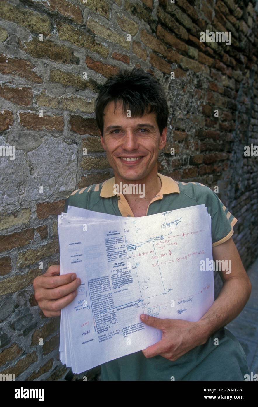 3831081 Marco Stroppa ; (add.info.: Biennale de musique de Venise 1995. Le compositeur Marco Stroppa, chercheur et enseignant à l'IRCAM à Paris, à la Biennale pour présenter son travail 'Comoedia Harmonica pour actrice, basse, tam-tam et électronique', a joué en collaboration avec le Centre de recherche, de production et d'enseignement musicaux Tempo Reale, fondé par Luciano Berio à Florence / Biennale Musica di Venice 1995. Il compositore Marco Stroppa, ricercatore e insegnante all'IRCAM di Parigi, alla Biennale per presentare la sua opera 'Comoedia Harmonica per attrice, contrabbasso, tam tam e elettronica', eseguita Banque D'Images