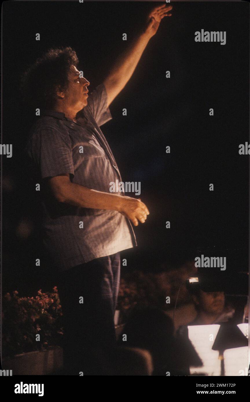3831161 Mikis Theodorakis ; (add.info.: Rome, Thermes de Caracalla, 1991. Le compositeur grec Mikis Theodorakis exécutant une répétition / Roma, terme di Caracalla, 1991. Il compositore greco Mikis Theodorakis dirige una prova) ; © Marcello Mencarini. Tous droits réservés 2024. Banque D'Images