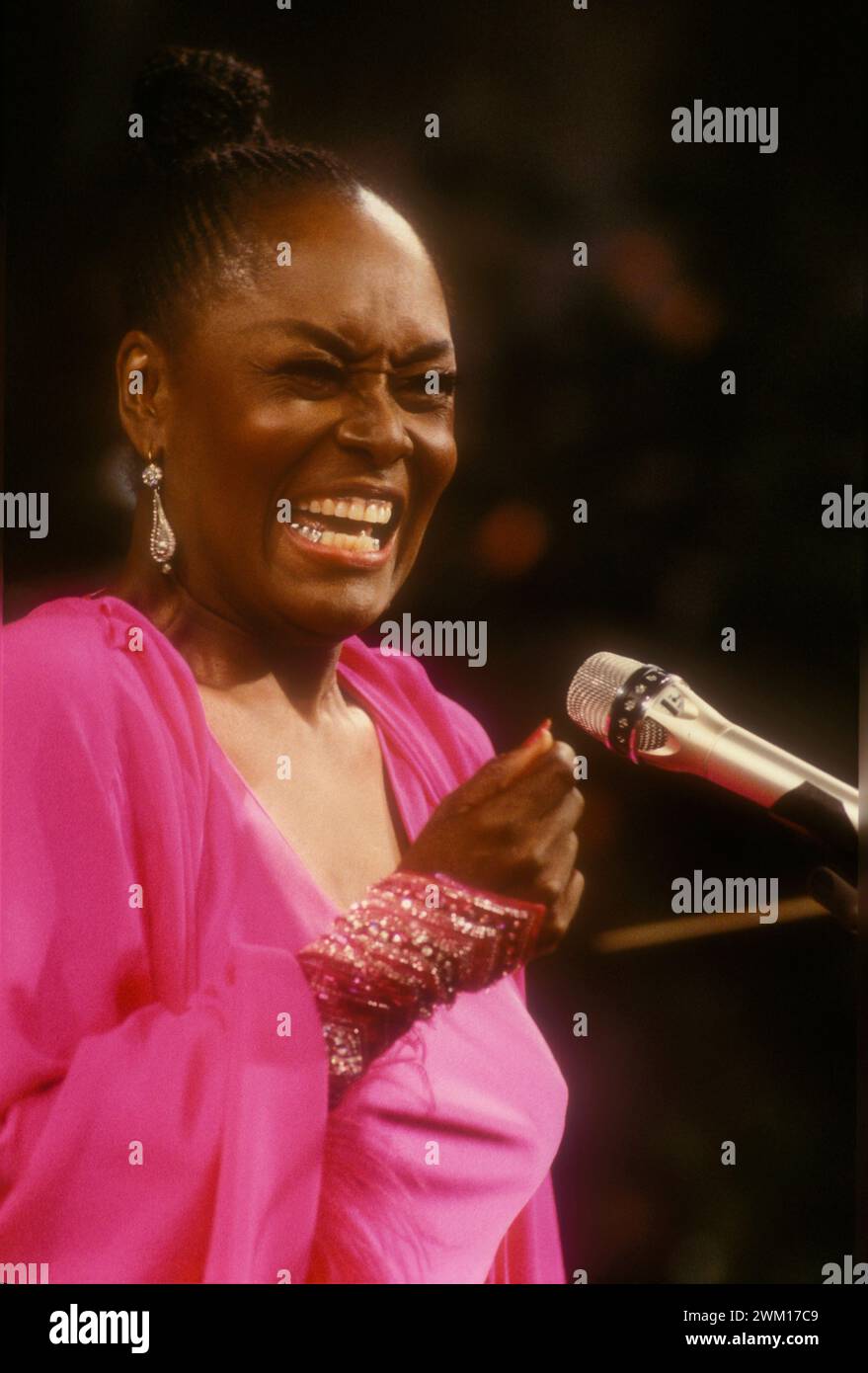 3831448 Shirley Verrett ; (add.info.: Positano (Salerne), 1987. La chanteuse d'opéra américaine Shirley Verrett interprétant un récital / Positano (Salerne), 1987. La cantante lirica Shirley Verrett durante un récital) ; © Marcello Mencarini. Tous droits réservés 2024. Banque D'Images