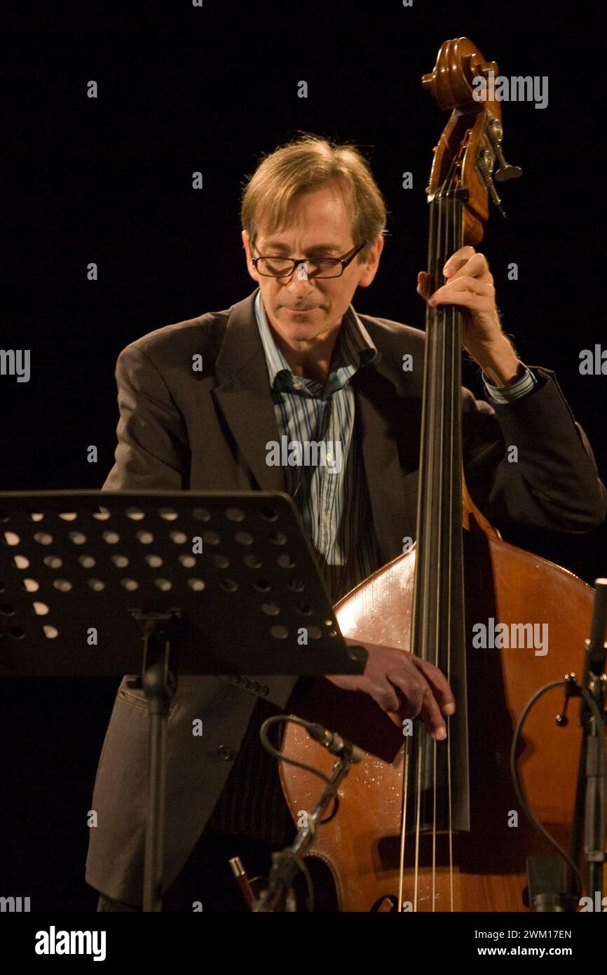 3831575 Greg Cohen ; (add.info.: Milan, Teatro degli Arcimboldi, septembre 2008. Contrebassiste Greg Cohen / Milano, Teatro degli Arcimboldi, settembre 2008. Il contrabbassista Greg Cohen) ; © Marcello Mencarini. Tous droits réservés 2024. Banque D'Images