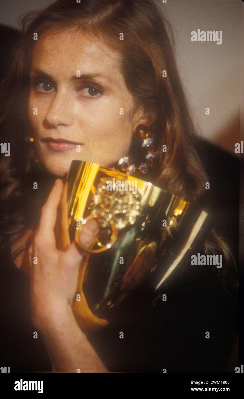 3832258 Isabelle Huppert ; (add.info.: Lido de Venise, Festival du film de Venise 1988. Isabelle Huppert reçoit la Coppa Volpi de la meilleure actrice pour son rôle dans une affaire de femmes, réalisé par Claude Chabrol / Lido di Venezia, Mostra del Cinema di Venezia 1988. L'attrice francese Isabelle Huppert riceve la coppa Volpi come migliorte attrice per la sua interpretazione in 'une affaire de femmes' (un affare di donne), diretto da Claude Chabrol) ; © Marcello Mencarini. Tous droits réservés 2024. Banque D'Images