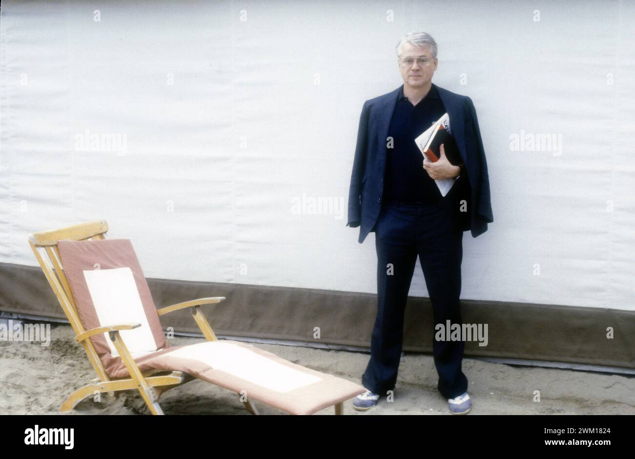 3832315 Alexander Kluge ; (Lido de Venise add.info.:, Festival du film de Venise 1983. Le réalisateur allemand Alexander Kluge, en compétition avec le film 'Die Macht der Gefühle' (le pouvoir des sentiments) / Lido di Venezia, Mostra del Cinema di Venezia 1983. Il regista tedesco Alexander Kluge, in concorso con il film 'Die Macht der Gefühle' (la forza dei sentimenti)) ; © Marcello Mencarini. Tous droits réservés 2024. Banque D'Images