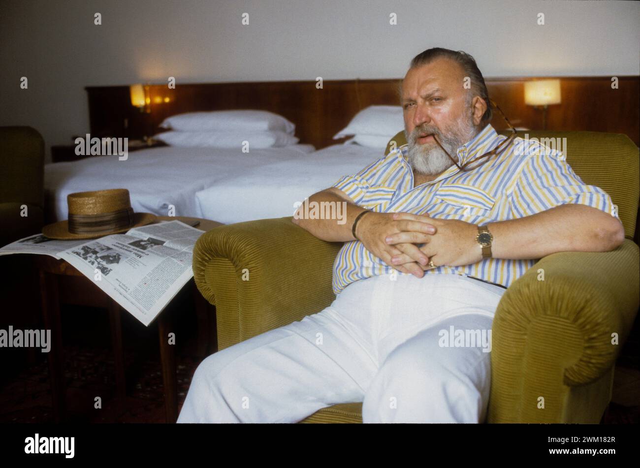 3832396 Sergio Leone ; (add.info.: Lido de Venise, Festival du film de Venise 1988. Le réalisateur italien Sergio Leone, président du jury, dans sa chambre à l’Hôtel Excelsior / Lido di Venezia, Mostra del Cinema di Venezia 1988. Il regista Sergio Leone, presidente della giuria, nella sua camera nell'Hotel Excelsior) ; © Marcello Mencarini. Tous droits réservés 2024. Banque D'Images