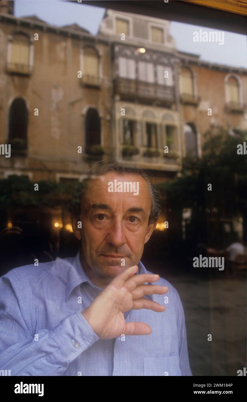 3832473 Louis Malle ; (Festival du film de Venise add.info.: 1994. Le réalisateur français Louis Malle à une fenêtre de l'hôtel Gritti. Il est au Festival pour son film 'Vanya on 42nd Street' présenté dans la section 'Finestra sulle Immagini' / Mostra del Cinema di Venezia 1994. Il regista Louis Malle a una finestra dell'Hotel Gritti. . E' alla Mostra per il suo film 'Vanya sulla 42esima strada' presentato nella sezione 'Finestra sulle immagini') ; © Marcello Mencarini. Tous droits réservés 2024. Banque D'Images