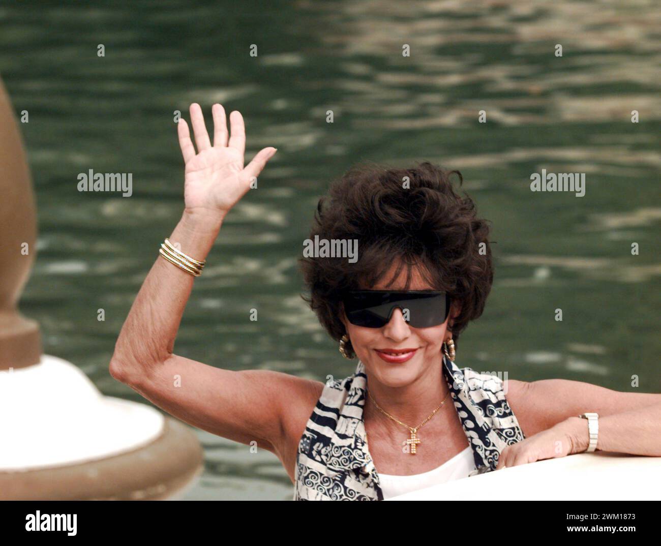 3832575 Joan Collins arrive au 52e Festival du film de Venise 1995. Le premier reportage, réalisé en Italie, à l'aide d'un appareil photo numérique (Canon EOS DCS3) ; (Lido de Venise add.info.:, Festival du film de Venise 1995. Arrivée de l'actrice britannique Joan Collins / Lido di Venezia. Mostra del Cinema di Venezia 1995. Arrivée dell'attrice Joan Collins le premier reportage, réalisé en Italie, à l'aide d'un appareil photo numérique (Canon EOS DCS3) ; © Marcello Mencarini. Tous droits réservés 2024. Banque D'Images