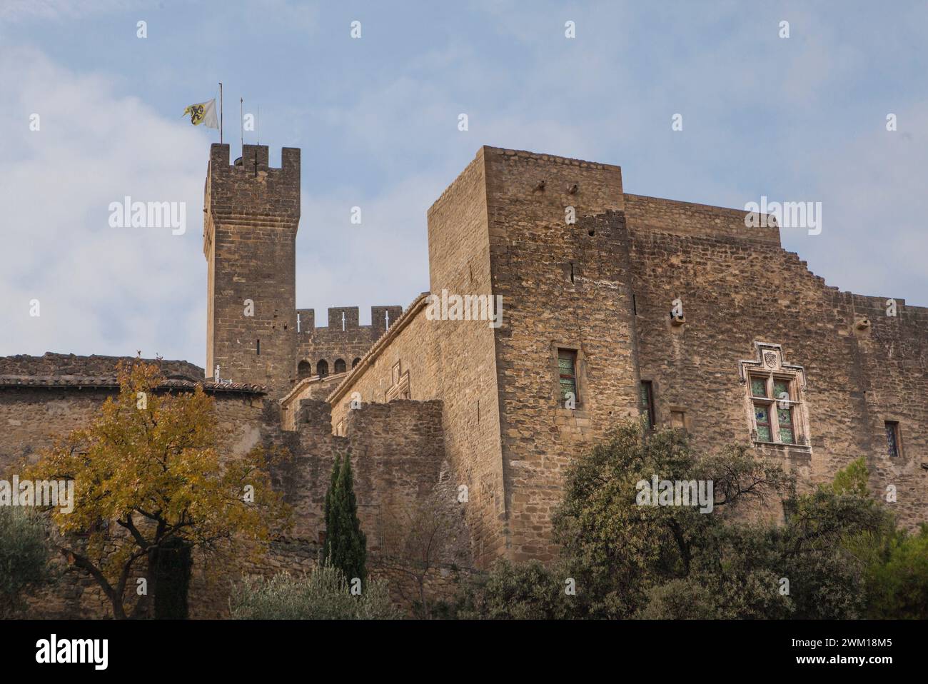 3833184 Château de l'Emperi ; (add.info.: le Château de l'Empéri, château du IXe siècle construit sur le rocher du Puech qui domine la plaine de la Crau dans la région de salon-de-Provence (France). Résidence de la reine Catherine de Médicis et de son fils Charles IX, lors de leur visite à Nostradamus en 1564) ; © Marcello Mencarini. Tous droits réservés 2024. Banque D'Images