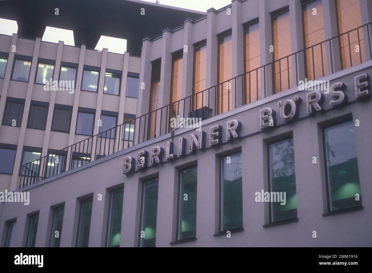 4065462 Berlin Ouest, 1989. La Bourse de Berlin ; (add.info.: Berlin (1989) Ovest, 1989. Borsa di berlino) ; © Marcello Mencarini. Tous droits réservés 2024. Banque D'Images