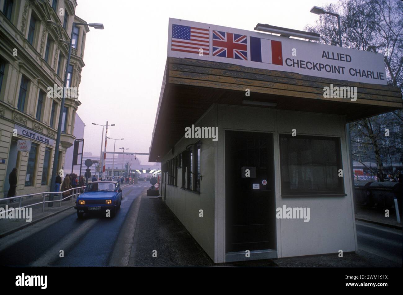 4065494 Berlin Ouest, 1989. The Checkpoint Charlie ; (add.info.: Berlin (1989) Berlino Ovest, 1989. Il Checkpoint Charlie) ; © Marcello Mencarini. Tous droits réservés 2024. Banque D'Images