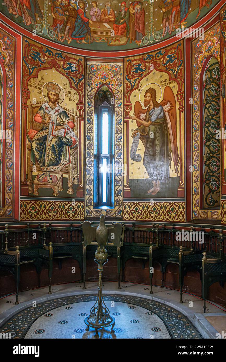 Curtea de Arges, Roumanie - 22 juillet 2020 : intérieur du monastère orthodoxe construit entre 1515-1517 par Neagoe Basarab et monument architectural célèbre Banque D'Images