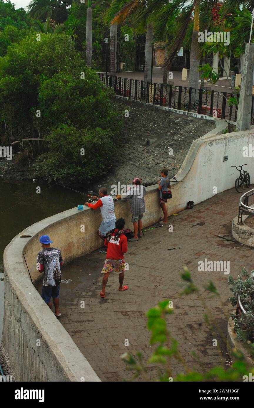 Groupe de personnes pêchant dans la rivière Iloilo dans l'après-midi capturé dans mon Nikon D40 Banque D'Images