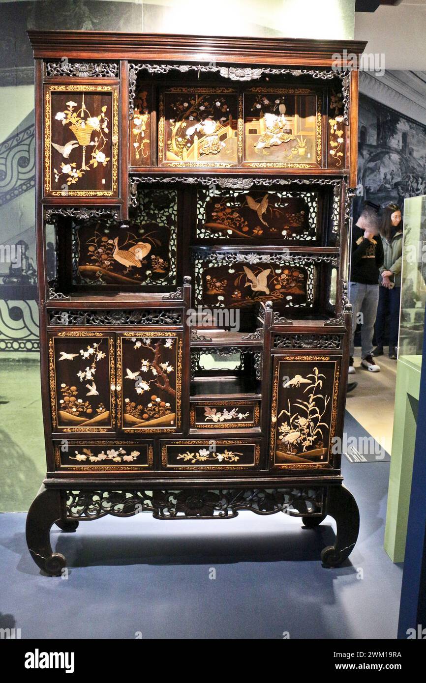 Reportage exposition 'L'Asie fantasmée' Musée Borely à Marseille : Cabinet SHO-DANA - vernis bois ivoire de l'ère MEIJI Banque D'Images