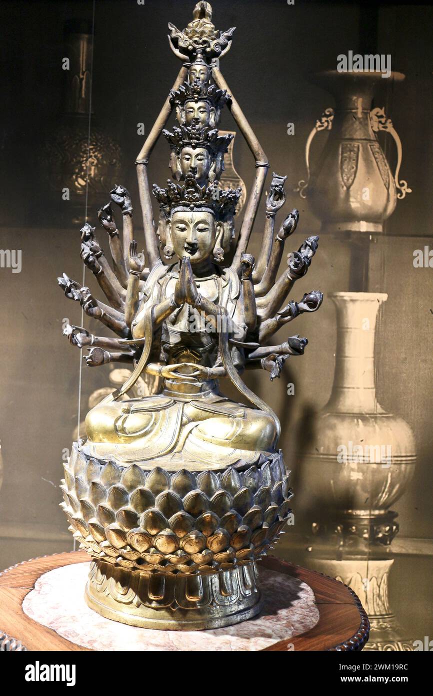 Reportage exposition 'L'Asie fantasmée' Musée Borely à Marseille ; Ekadasamukha Avalokitesvara - dynastie Ming - bronze doré (Chine- Banque D'Images