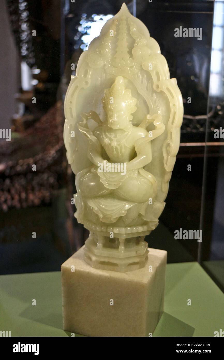 Reportage exposition 'L'Asie fantasmée' Musée Borely à Marseille : Amitabha,jade,dynastie Qing XVIIIe/XIXe siècle Banque D'Images