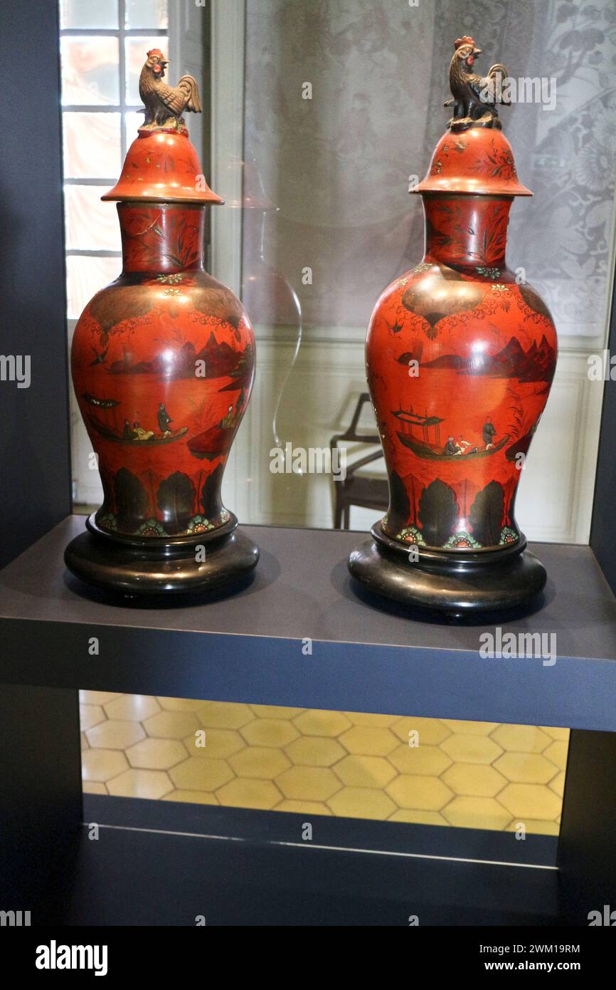 Reportage exposition 'L'Asie fantasmée' Musée Borely à Marseille : paire de pots sur piédestal, Allemagne XIXe siècle Banque D'Images