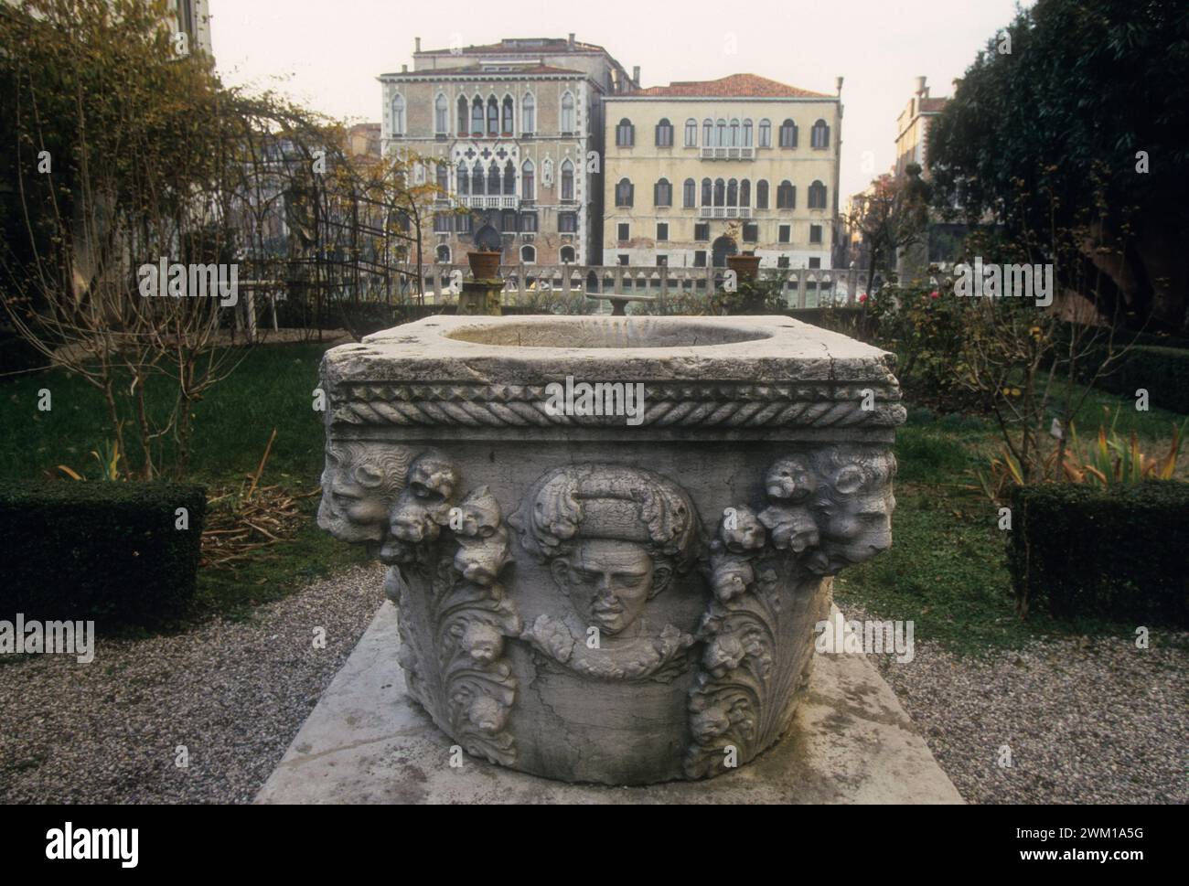 4065977 vie et lieux de Giacomo Casanova à Venise ; (add.info.: Palazzo Malipiero (aujourd'hui Palazzo Barnabò), puits dans le jardin avec un portrait d'Alvise Gasparo Malipiero en bas-relief. Ce palais est situé sur campo San Samuele aux numéros 3200 et 3201. Le sénateur Alvise Gasparo Malipiero, propriétaire de ce palais à cette époque, était patron de Giacomo Casanova qui, enfant, fréquentait cette maison presque tous les jours de 1740 à 1742-43. Il borde la maison de Teresa Imer. À travers le jardin Malipiero pouvait voir la fille et il est tombé amoureux d'elle. Quand il a trouvé Casanova la courtiser, il l'a démenti Banque D'Images