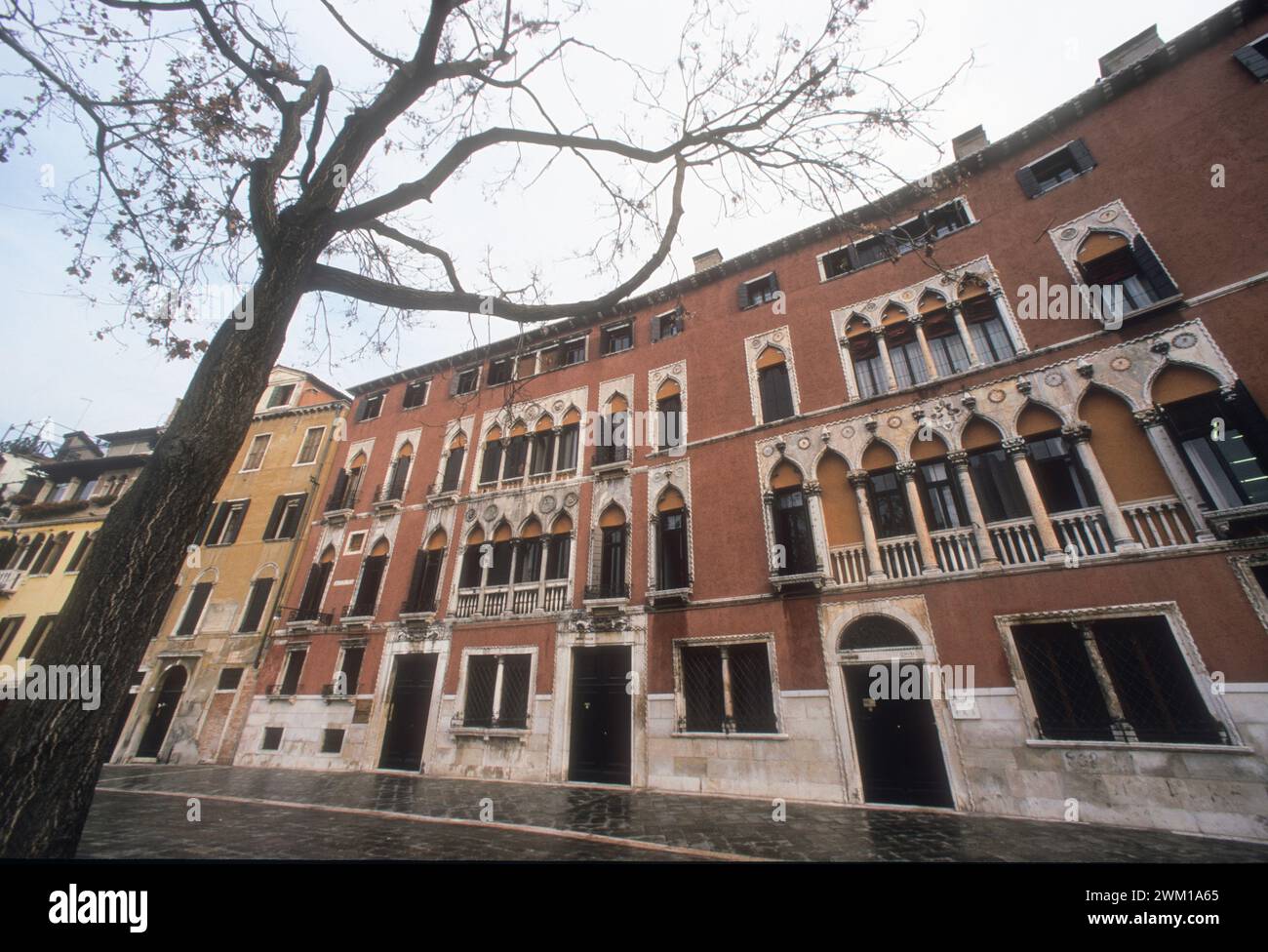 4065989 vie et lieux de Giacomo Casanova à Venise ; (add.info.: Venise, 1998. Palazzo Soranzo sur Campo san Polo. Ici Giacomo Casanova connaissait le sénateur Matteo Giovanni Bragadin qui est devenu son plus grand patron / Venezia, 1998. Palazzo Soranzo a campo San Polo. Qui nel 1746 Giacomo Casanova conobbe il senatore Matteo Giovanni Bragadin che divenne il suo maggior protettore -) ; © Marcello Mencarini. Tous droits réservés 2024. Banque D'Images