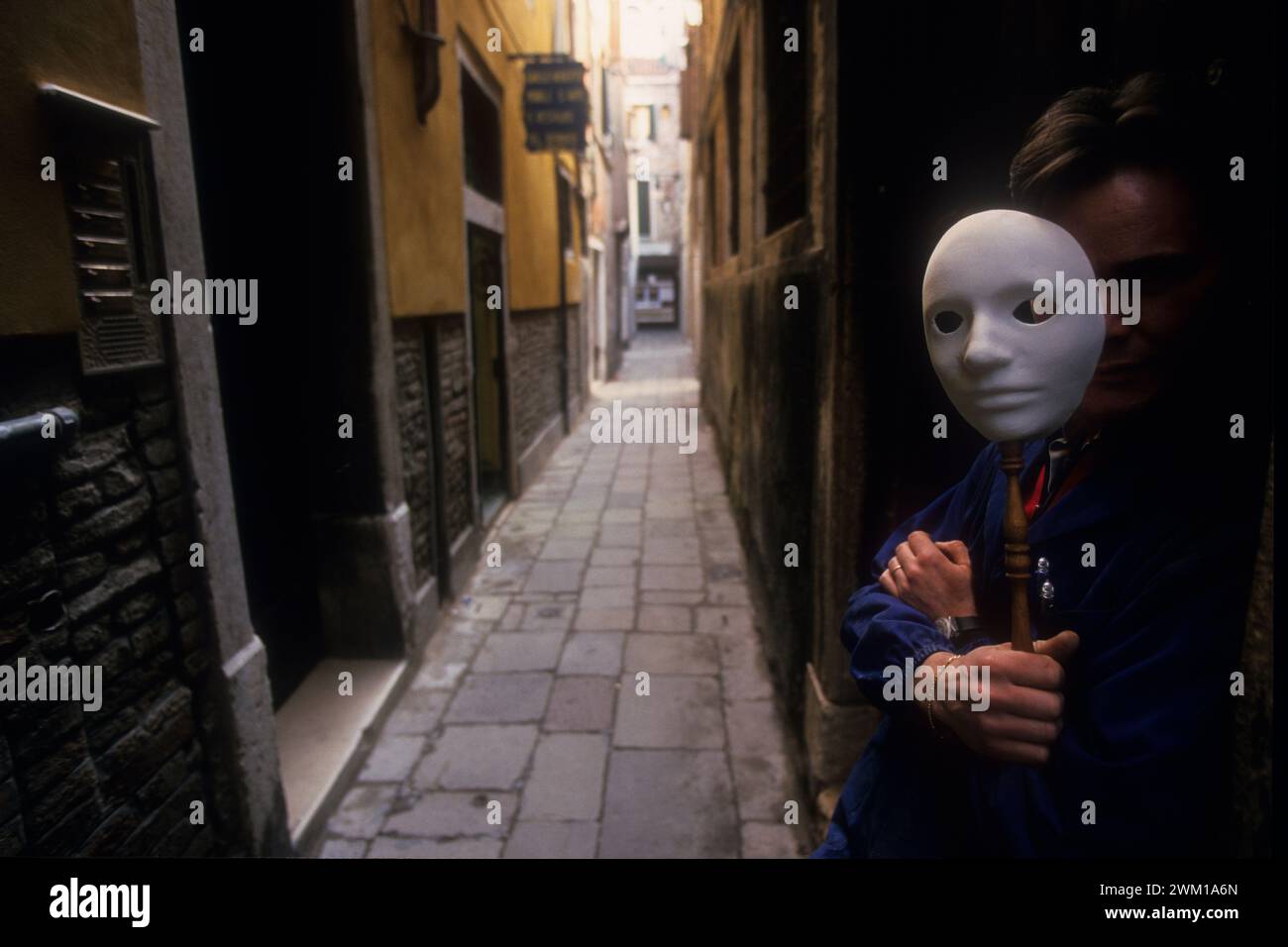 4066013 vie et lieux de Giacomo Casanova à Venise ; (add.info.: Venise 1998. Restaurateur de meubles et fabricant de masques Alberto Gallo devant son atelier sur la Calle Malipiero (anciennement calle della commedia) où Giacomo Casanova est né le 2 avril 1725 et où il vivait depuis 1743 dans une maison de location, probablement au numéro actuel 3082 / Venezia 1998. Alberto Gallo, restauratore di mobili e fabbricante di maschere, di fronte al suo laboratorio in Calle Malipiero (già calle della commedia), colombe Giacomo Casanova nacque il 2 aprile 1725 e abit) ; © Marcello Mencarini. Tous droits réservés 2024. Banque D'Images