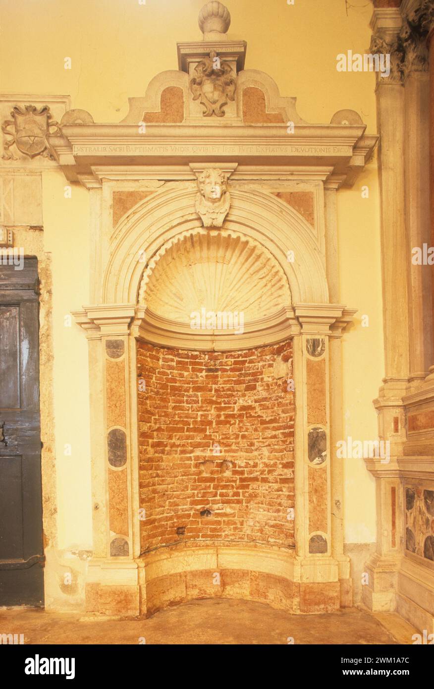 4066014 vie et lieux de Giacomo Casanova à Venise ; (add.info.: Venise, 1998. Fonts baptismaux au sein de la préparation Samuel Church. Ici Giacomo Casanova a été baptisé le 5 avril 1725 / Venezia, 1998. Fonte battesimale della Chiesa di San Samuele. Qui Giacomo Casanova fu battezzato il 5 aprile 1725 -) ; © Marcello Mencarini. Tous droits réservés 2024. Banque D'Images