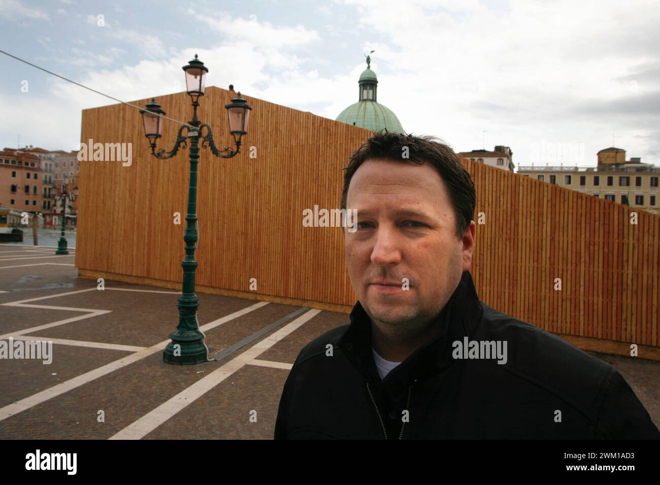 4066031 architecte américain Johnson Gary directeur du Gareth Hoskins Architects Studio devant son installation "A Gathering space" à la gare Santa Lucia (photo) ; (add.info.: Venise ; Venezia, Italie ; Italia, Venise architecture Biennale 2008 / Biennale Architettura di Venezia 2008 Biennale Architettura di Venezia 2008. L'architetto americano Johnson Gary, direttore dello Studio Gareth Hoskins architectes, davanti alla sua installazione di fronte alla stazione ferroviaria Santa Lucia) ; © Marcello Mencarini. Tous droits réservés 2024. Banque D'Images