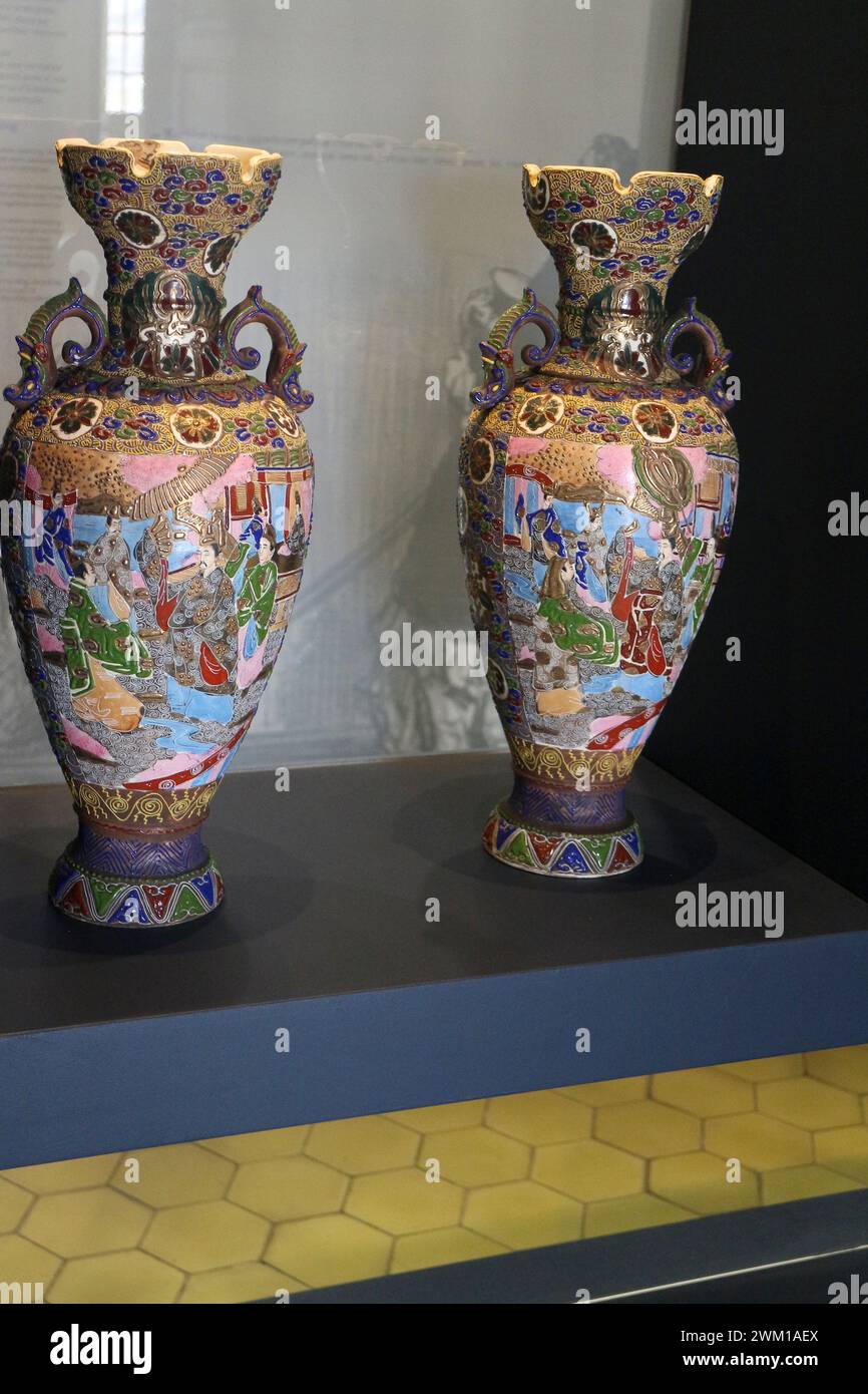 Reportage exposition 'L'Asie fantasmée' Musée Borely à Marseille 2 vases de l'ère Meiji Banque D'Images