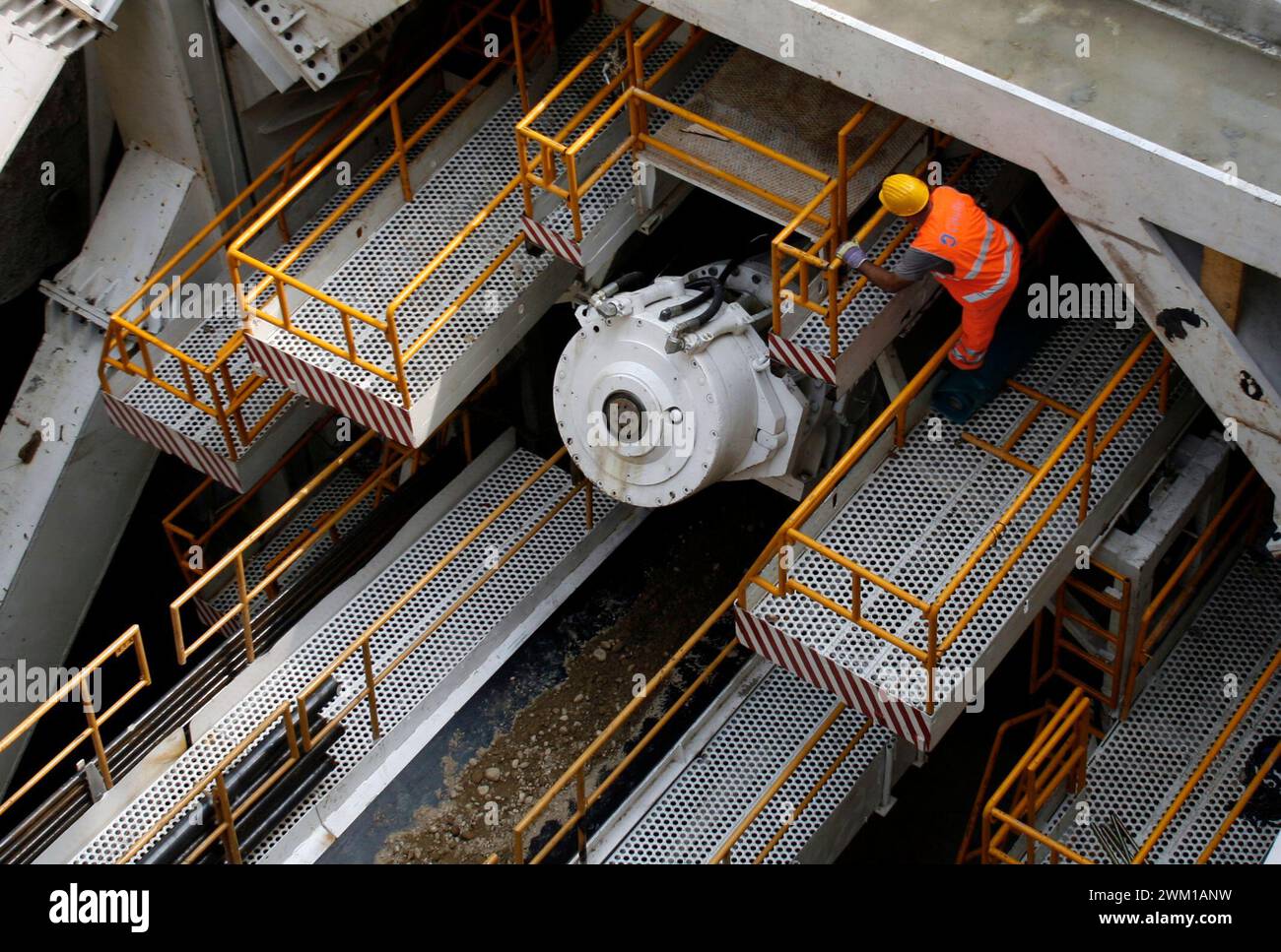 4066217 Milan, via Bignami coin de via Fulvio Testi, août 2008. TBM (tunnelier machine) dans la cour pour la construction de la nouvelle ligne de métro numéro 5 pour Expo 2015 ; (add.info.: Milan, via Bignami angle de via Fulvio Testi, août 2008. TBM (tunnelier machine) dans la cour pour la construction de la nouvelle ligne de métro numéro 5 pour Expo 2015 Milano, via Bignami, angolo Fulvio Testi, agosto 2008. Talpa meccanica nel cantiere per la costruzione della nuova linea 5 della metropolitana) ; © Marcello Mencarini. Tous droits réservés 2024. Banque D'Images